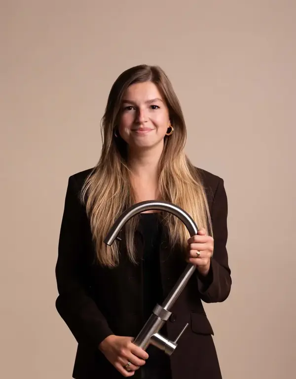 2925_-_Werken_bij_2025_-_Isabella_-_with_tap_-_Off_white_background_(1)