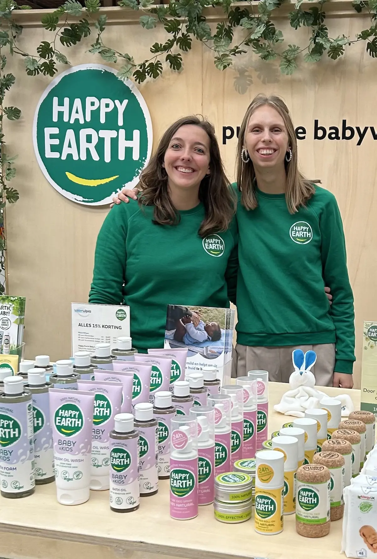 Happy_earth_Veerle_en_Carly