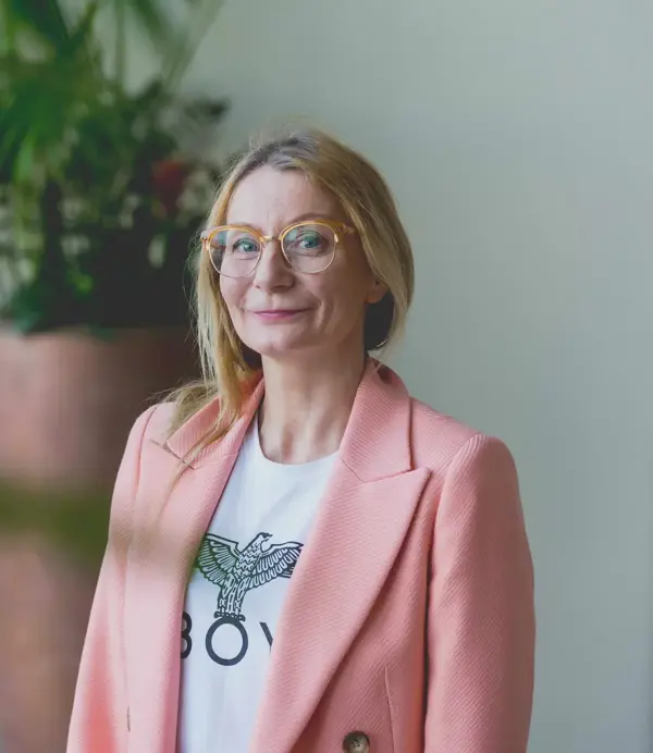 joheadshot25peachjacket1.2mb